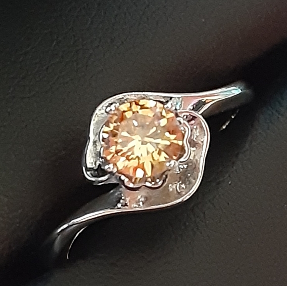 Yellow / Gold Women's Ring Size: 6 - Picture 2 of 11